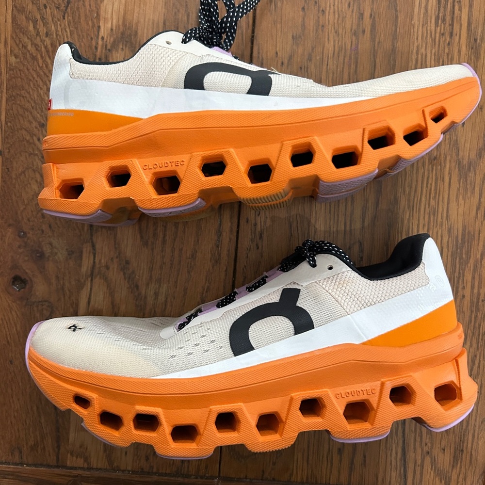 On Running Orange and off White running size 7 women’s